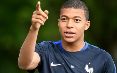 8博热评-克瓦拉茨赫利亚进球后指耳倾听欢呼